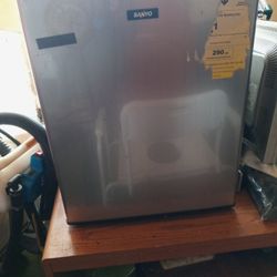 Sanyo Mini Fridge 