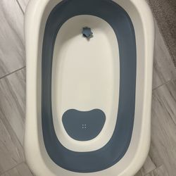 A foldable baby bathtub