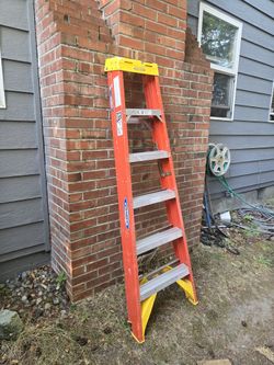Werner 6ft. 300lb. Capacity Non-conductive Fiberglass Ladder