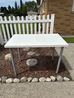 🌟🌟 BASIC WHITE DESK PREOWNED 39.5W 11.5 D 29 tall 🌟🌟