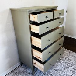 🪴Beautiful Olive Green Six Drawer Dresser! Delivery available! 👀