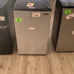 MAGIC CHEF HMR440SE MINI FRIDGE