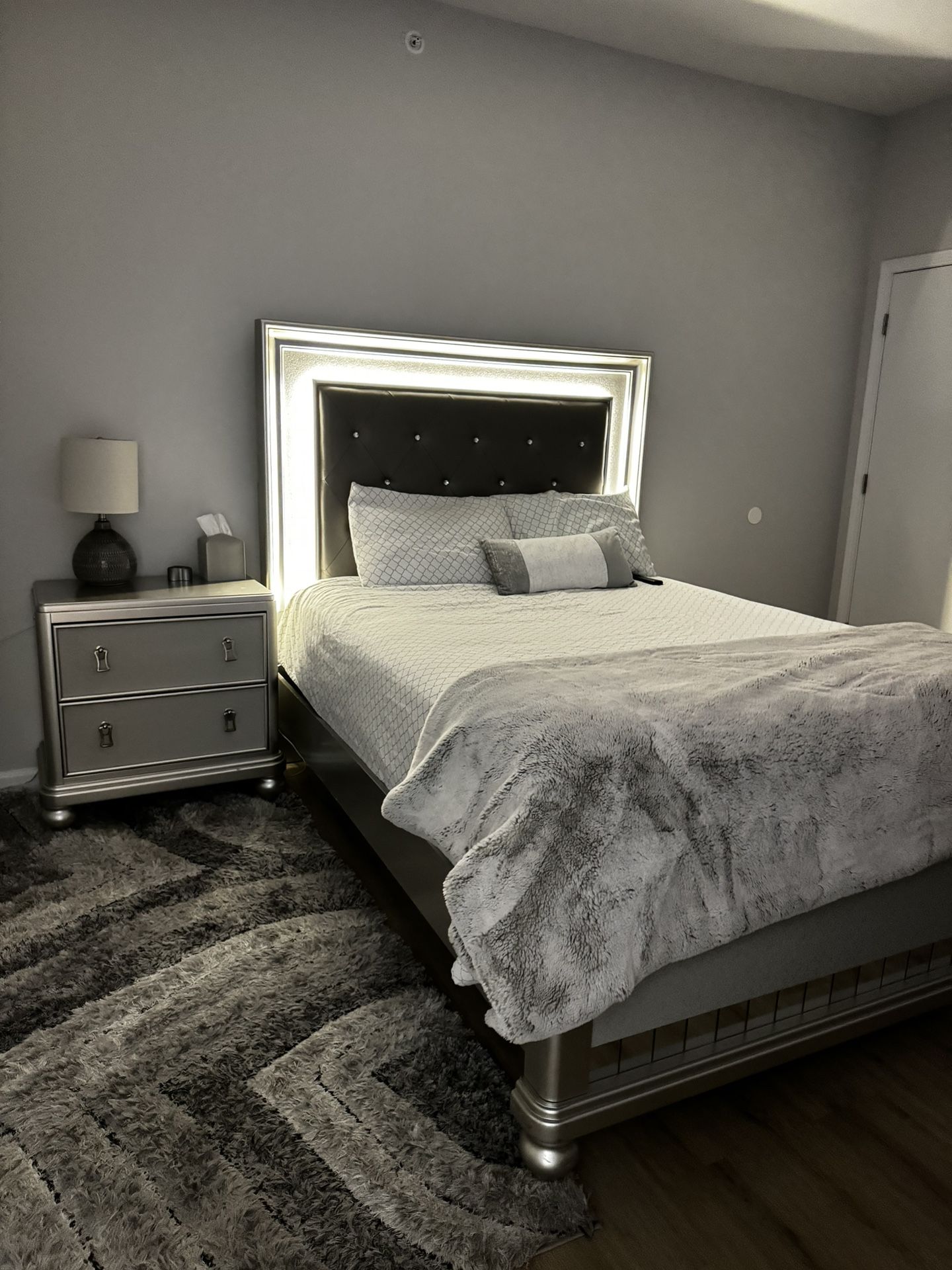 5 piece bedroom set (queen bed) with 2,500 mattress (Bobs furniture