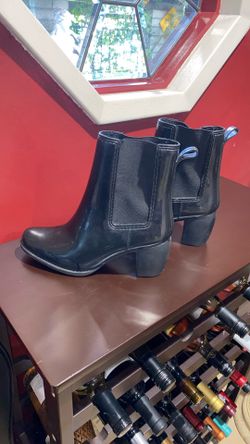 BLACK WATERPROOF BOOTS SIZE 8