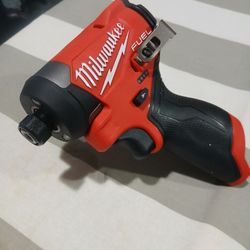 Millwaukee M12 Impact Drill