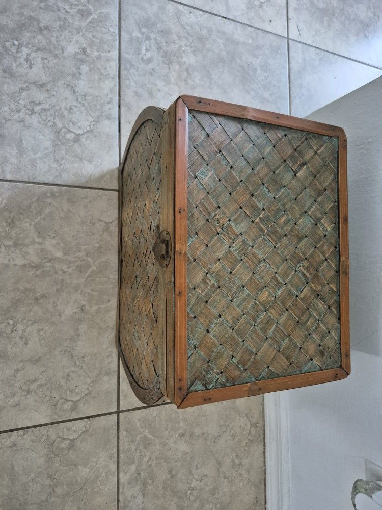 Vintange Hingedwood Wicker Rattan Box In Good Condition