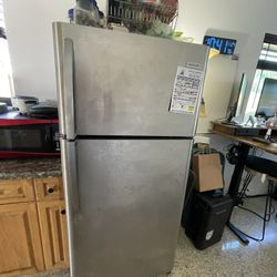 Fridge + Microwave : Refridgerator and Microwave Set 
