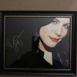 Liv Tyler 8” x 10” photo with frame autograph gold sharpie beautiful young actress and model and a beautiful autograph Rear and vintage