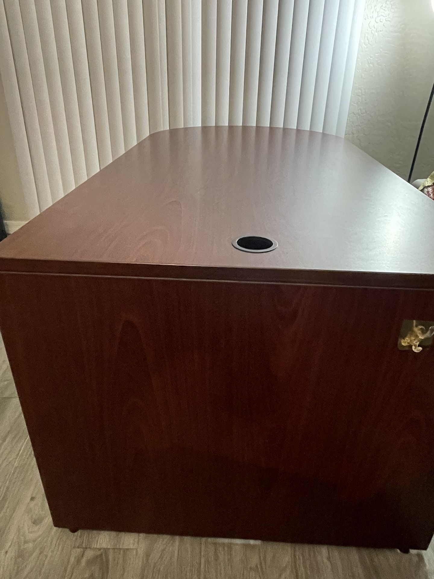 $110 If Picked Up By 16th June. Modern Executive Office Desk – Excellent Condition