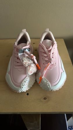 Women’s golf shoes