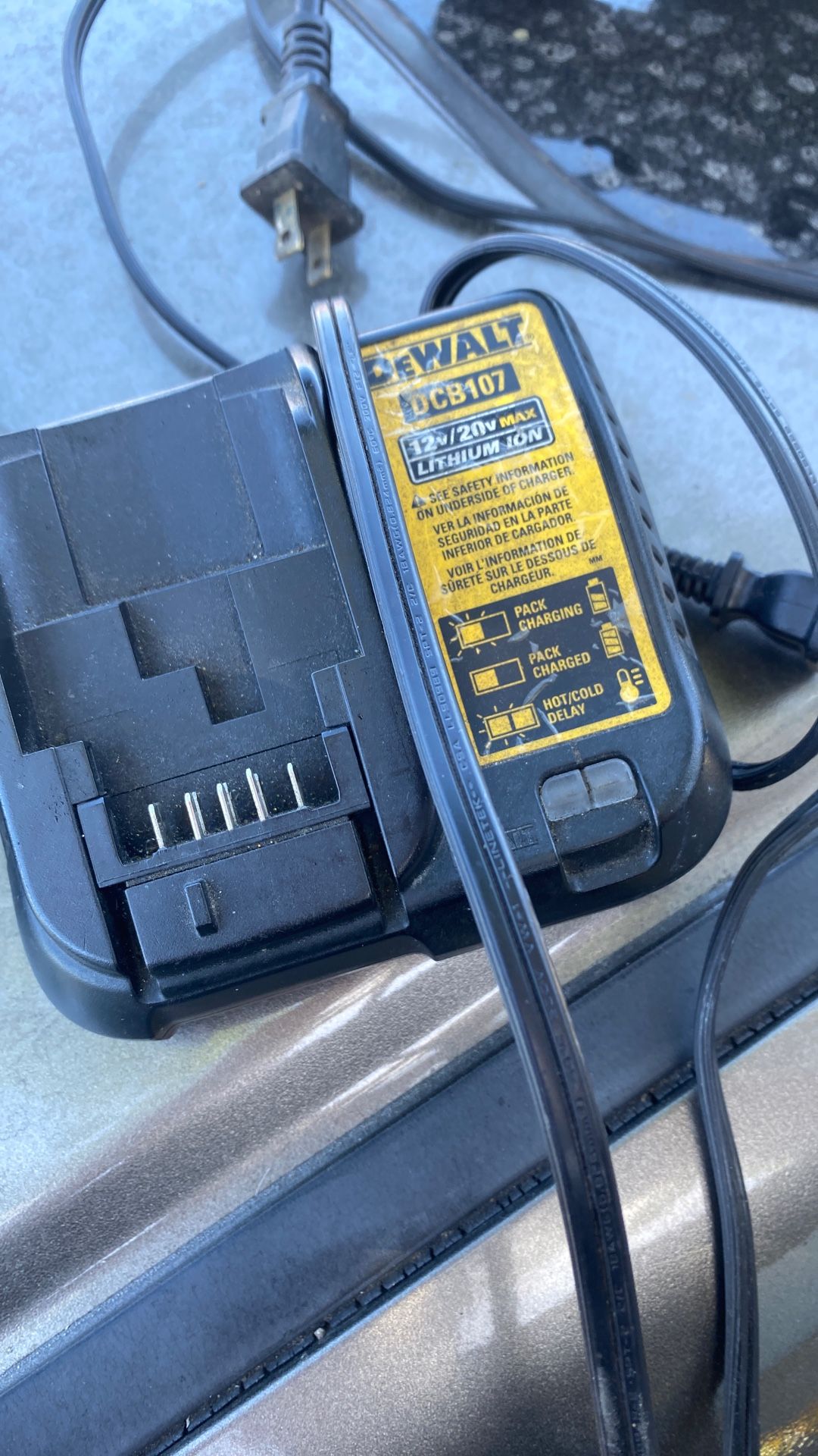 Selling Battery Charger Desalt For 20$