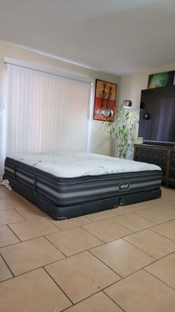 VERY NICE LIKE NEW KING SIZE BEAUTYREST BLACK MATTRESS AND BOXSPRINGS FOR SALE! IN EXCELLENT CONDITION, FREE DELIVERY