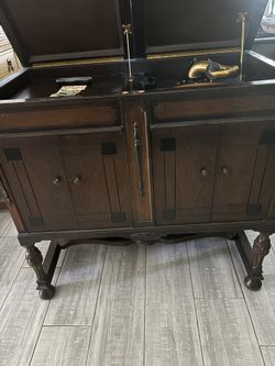 Working Antique Victoria With Records