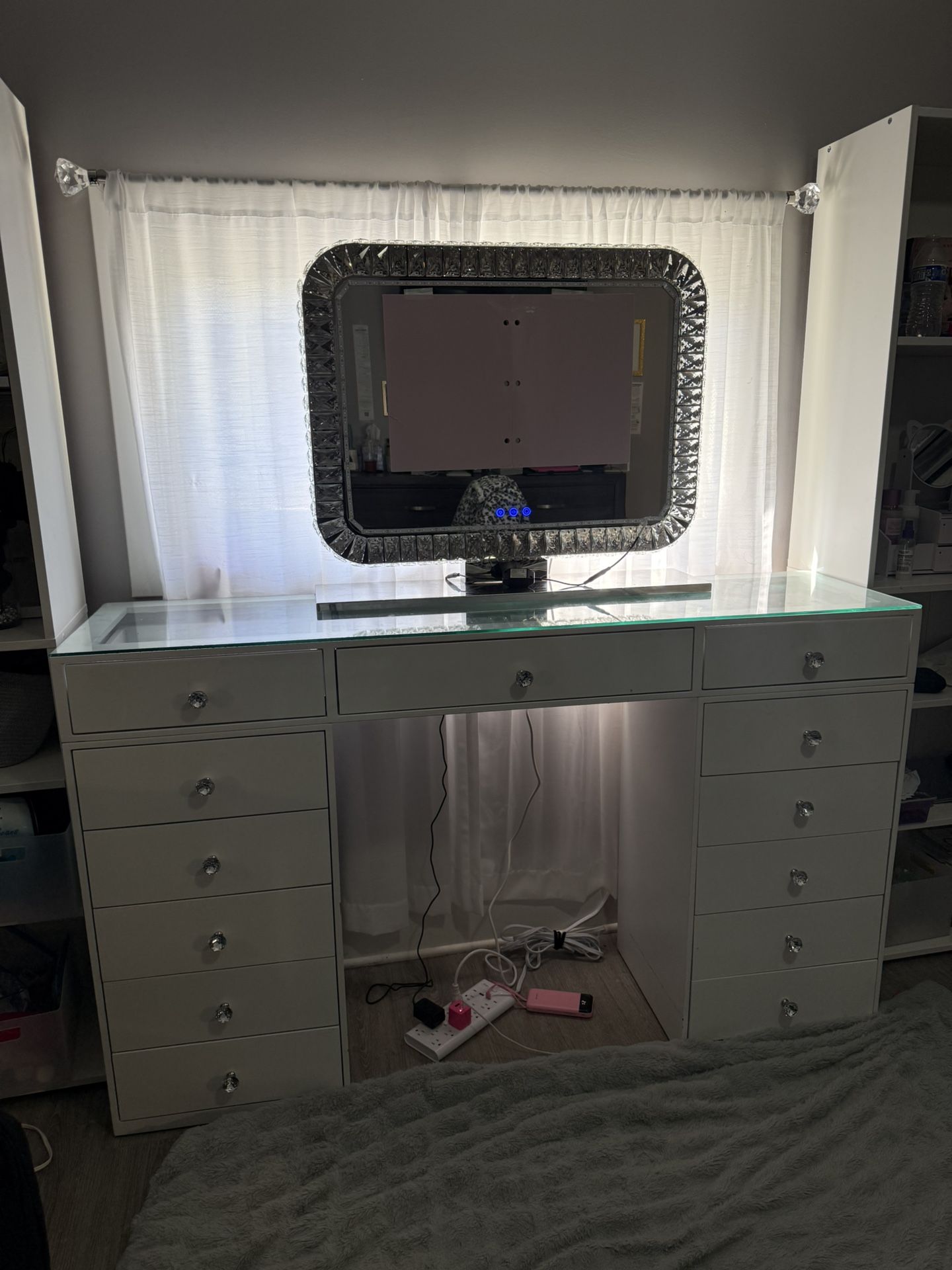 Like New XL Vanity With Diamond Impressions Mirror