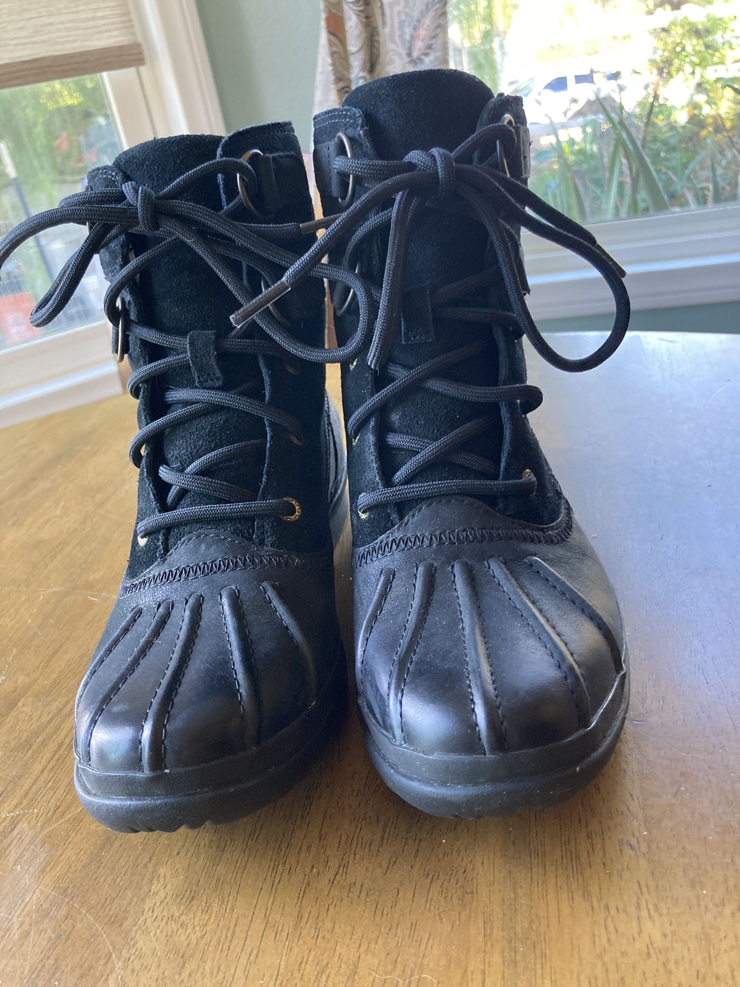 Ugg Azaria Boot Women 6 New With box