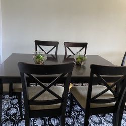 Dining Table Great Condition 20$