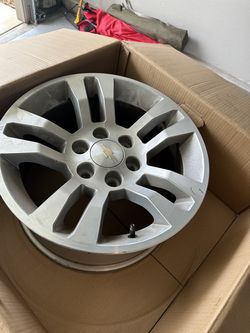 Set of 4 OEM 18" Chevy Wheels w/ Center Caps (Suburban, Tahoe, Silverado)