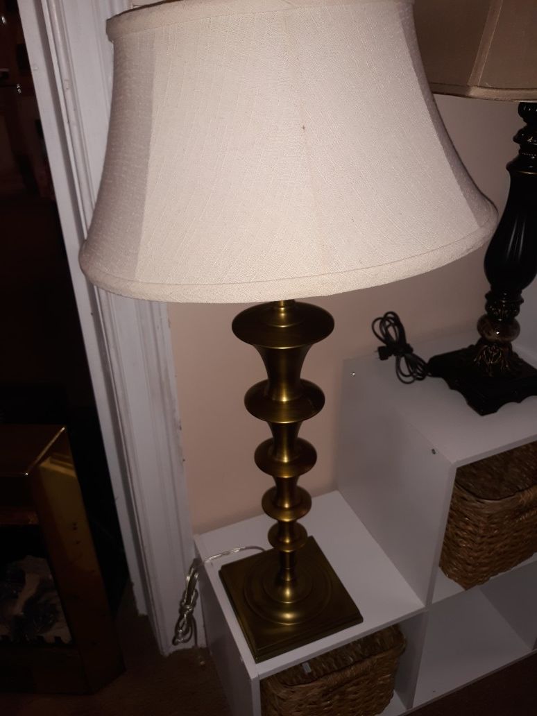 Single brass colored lamp