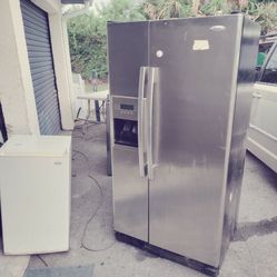 rare Whirlpool 32.5 inch wide side by side stainless ice and water fridge short box works perfect with warranty