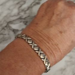 14 k White Gold Hugs And Kisses Bracelet 