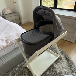 Uppababy bassinet + Stand (and Crib Sheets)