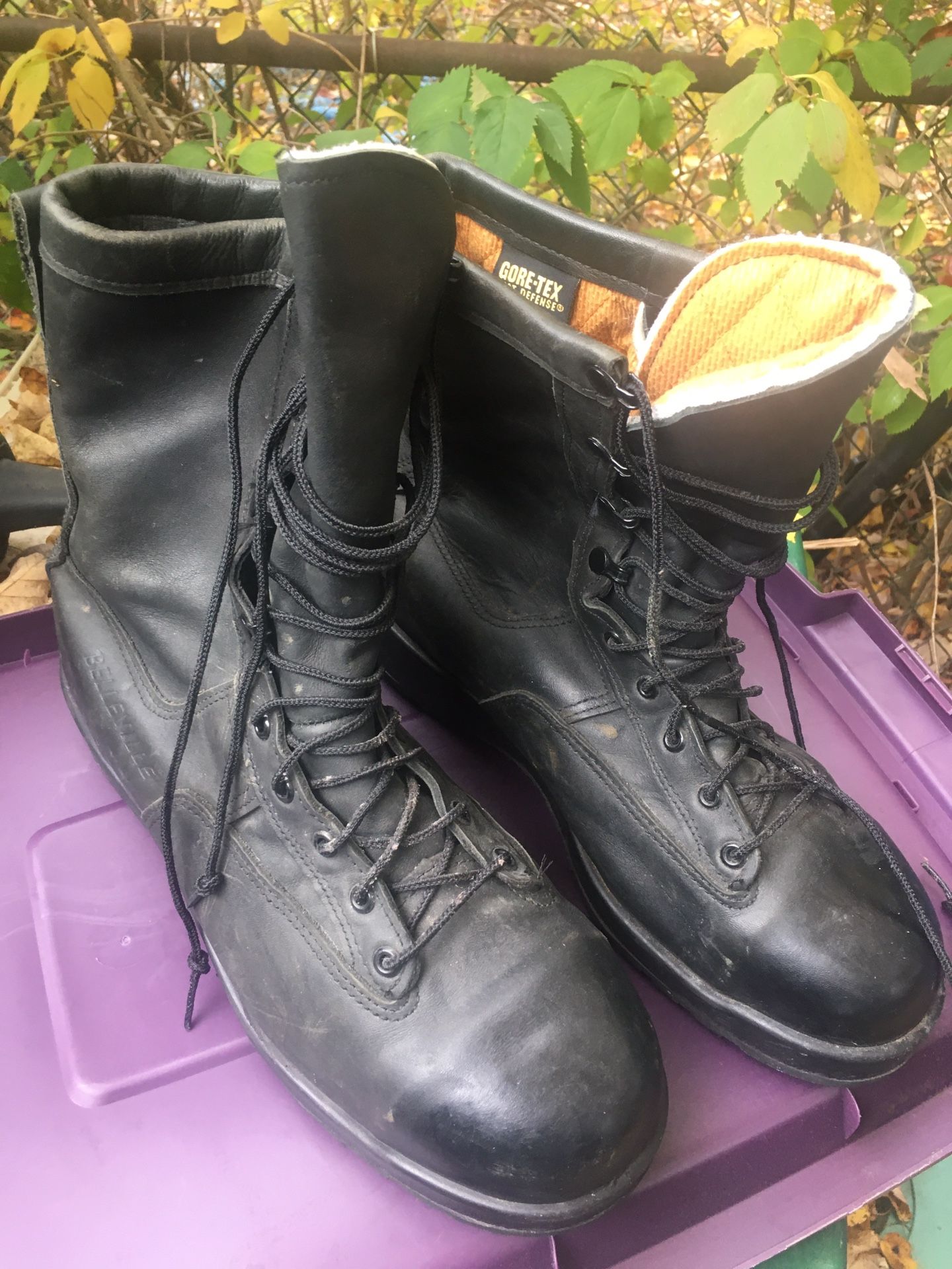 Very nice heavy duty leather steel toe work boots size 11 only $50 firm