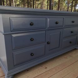 Large Broyhill Bedroom Dresser Chest Solid Wood 70x19x34 Navy Satin New 