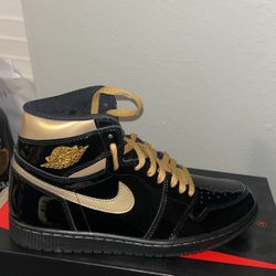 Air Jordan 1 Retro High OG Black And Gold 