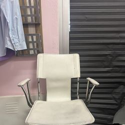 white rolling chair 