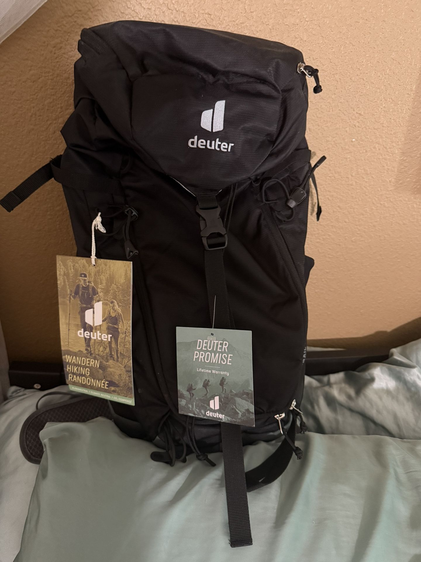 Deuter Trail 18L Backpack NWT