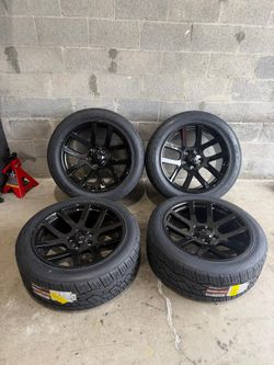 22 inch Dodge RAM 1500 Rims and Tires 5 lugs Brand New