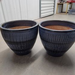 2 Ceramic Pots
