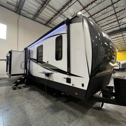 Rv 37 Feet! (Huge Living Room) 