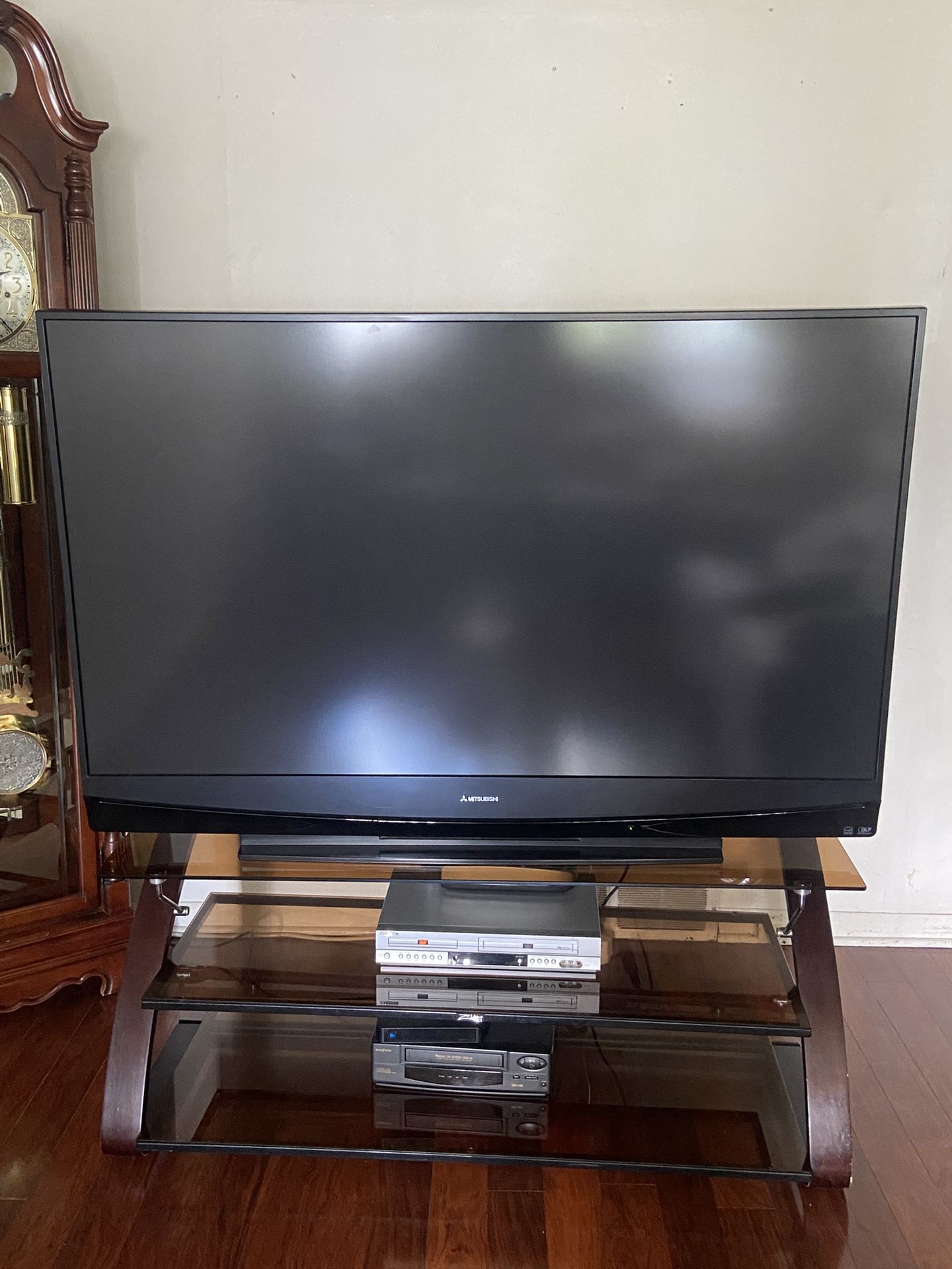 $80 Mitsubishi WD-65737 65" 1080p DLP HDTV W/ Tempered Glass Tv Stand /3 Shelves 