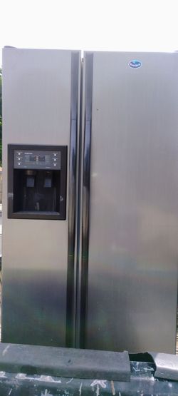 Side by side refrigerator with ice maker
