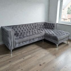 GRAY TUFFED SECTIONAL COUCH