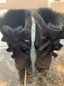 Women’s short bailey UGG boots with bow size 6