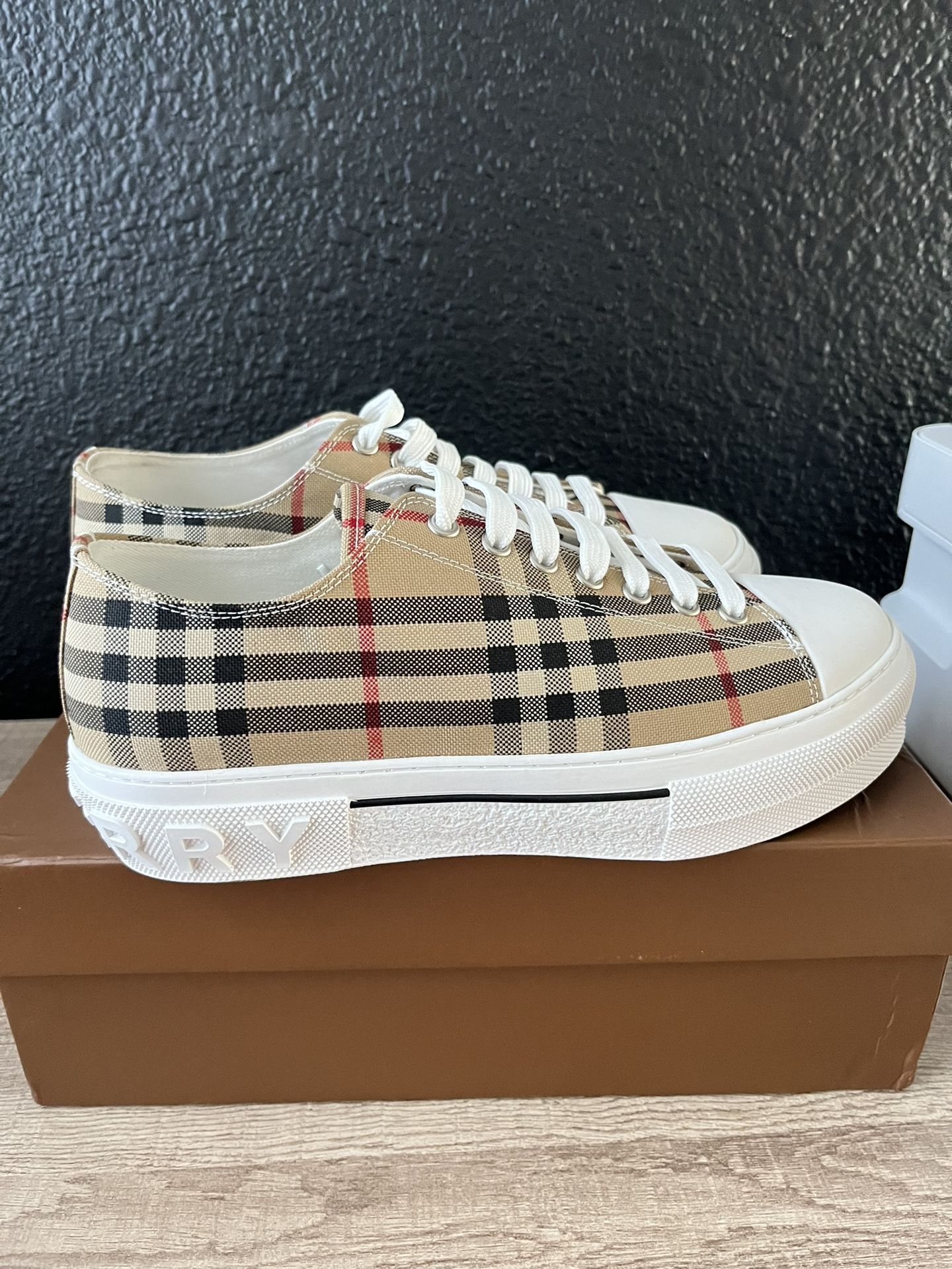 Burberry Converse