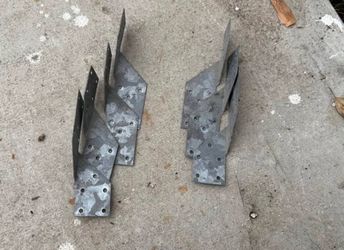 Simpson Strong-Tie. 19 pieces. Small metal plates holders for studs.