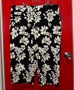 Terra & Sky Women's Plus Size Printed Stretch Woven Capri Pants with Tummy Control