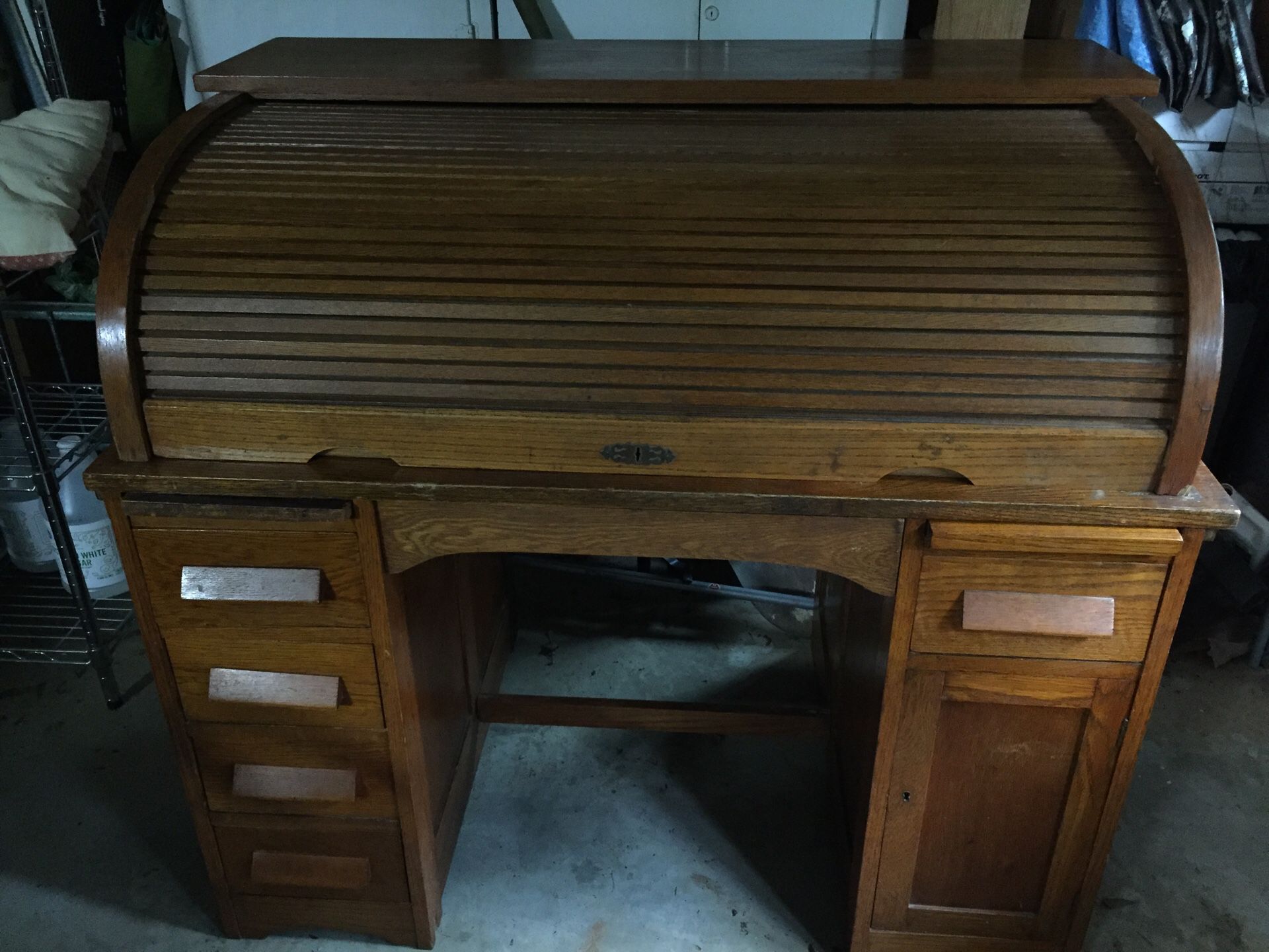 Antique Roll top desk. Top & drawers work!