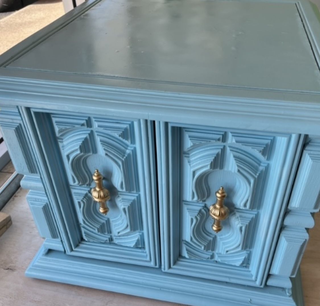 Elegant cabinet/side table