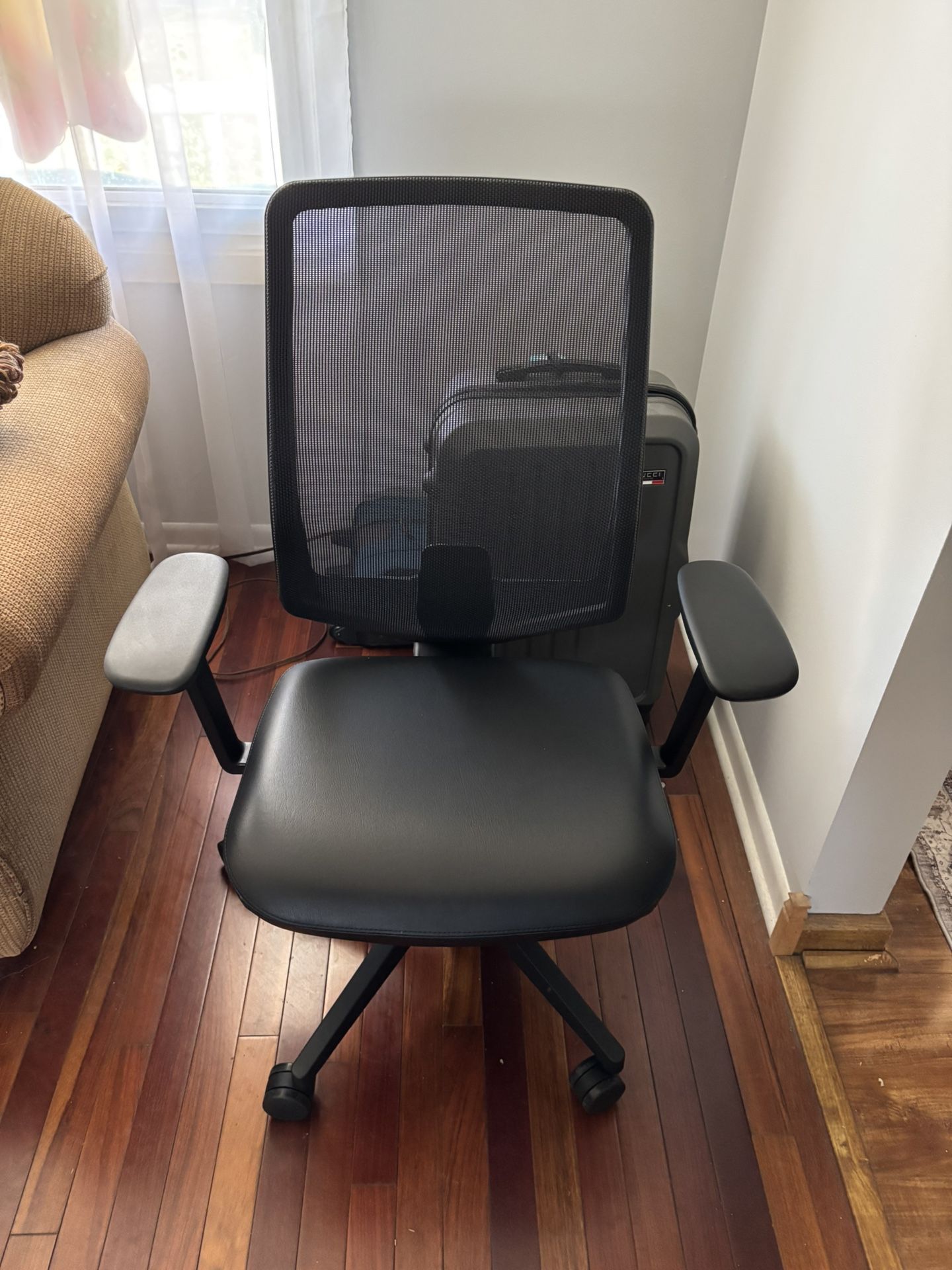 Like New Black Herman Miller Versus Leather Seat Office Chair On Wheels Adjustable