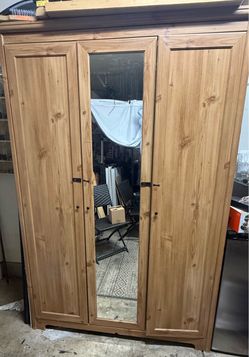 Armoire/wardrobe
