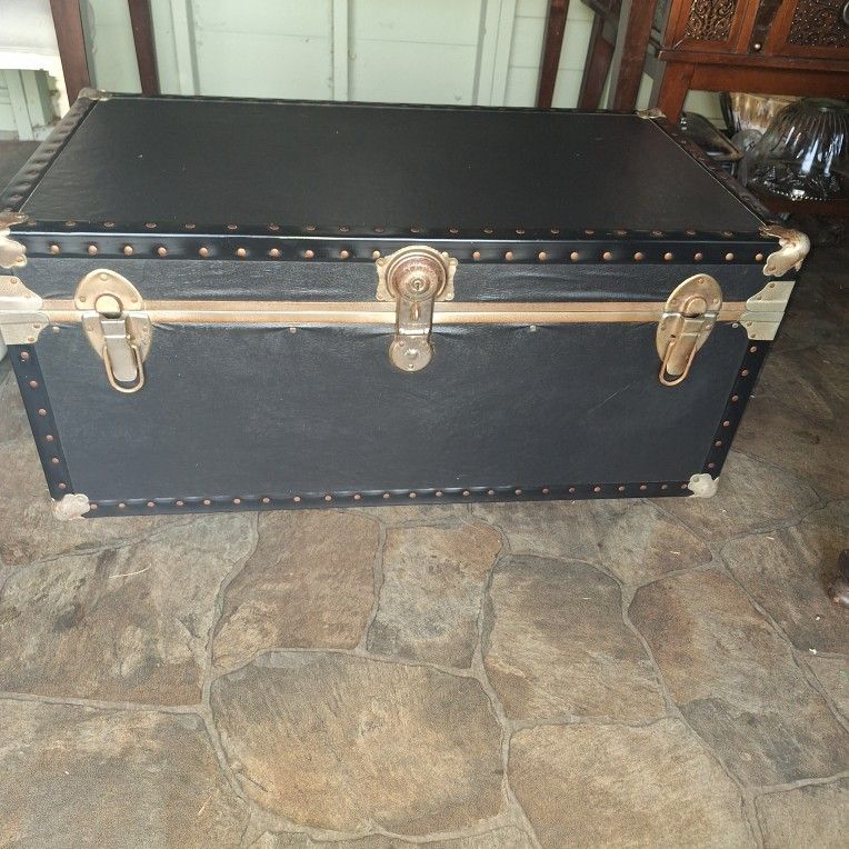 Vintage Steamer Trunk With 2 Long Lock Keys T-46
