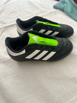 Soccer cleats toddler size 11. Needs laces.