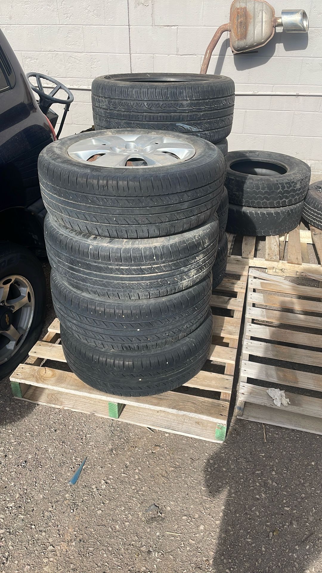 4 Hyundai 215/60R16 Tires With Rim And Cap