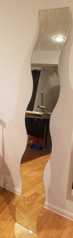 Curved Wall Mirror. 5'×3' with Bonus