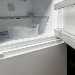 Refrigerator/ Top Freezer Refrigerator 