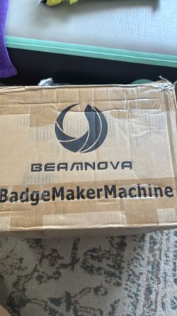 Badge maker machine